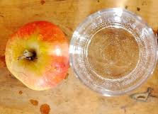 Une Pomme et un verre d'eau
