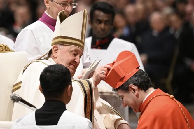 Le pape avec le nouveau cardinal canadien Frank Leo