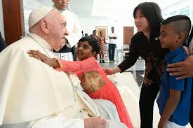 Le pape François avec un enfant 