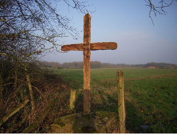 Une croix devant un champ
