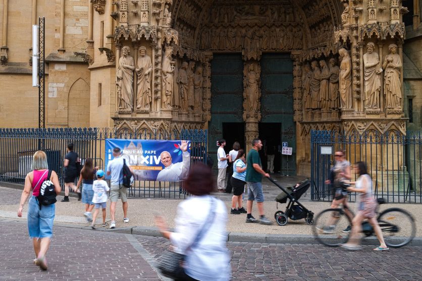 À Metz (Moselle), une affiche devant le portail de cathédrale Saint-Étienne annonce la messe papale prévue lundi 28 septembre.  Hugo Azmani / Le Républicain lorrain/MaxPPP